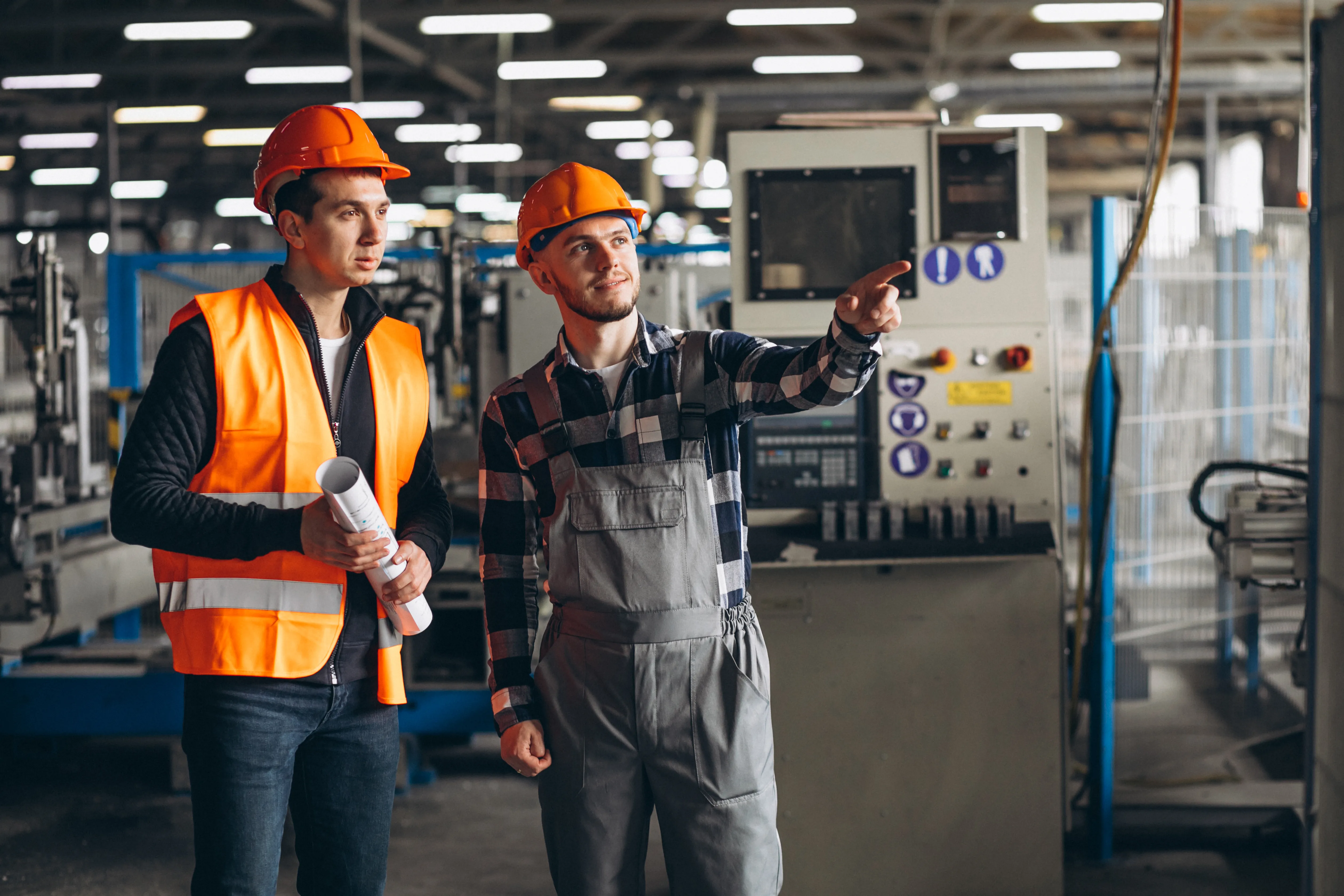 Técnicos de Solmec trabajando en la planta de un cliente